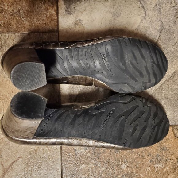 Anne Klein Fielding Embossed Pumps  Womens 8.5 Slip-On Retro Heel Gold - Picture 4 of 5